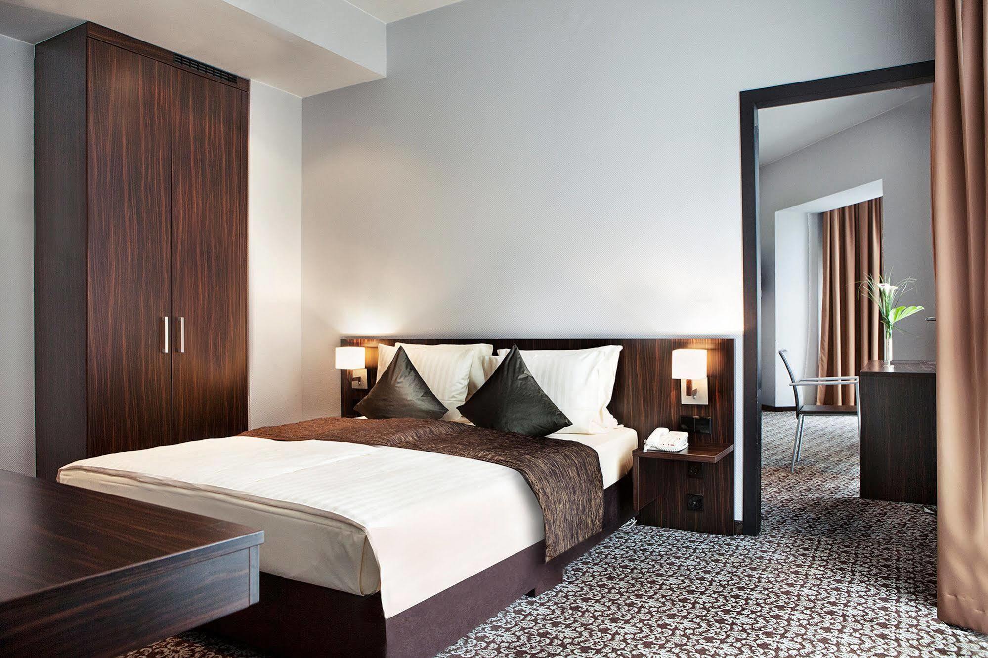 Ramada By Wyndham Frankfurt City Centre Франкфурт-на-Майне Экстерьер фото